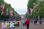 26.05.2019, London. Blick auf Buckingham Palace durch Allee mit Union Jack-Flaggen.