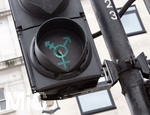 26.05.2019, London. Fugngerampel am Trafalger Square zeigt ein Symbol fr Genderfluiditt.