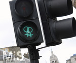 26.05.2019, London. Fugngerampel am Trafalger Square zeigt bei grn zwei weibliche Symbole fr Homosexualitt.