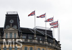 26.05.2019, London. Union Jack-Flaggen wehen am Dach eines Hauses am Trafalger Square.