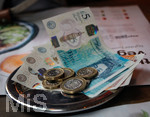 26.05.2019, London. Bezahlung im Restaurant mit Bargeld, Pfund-Mnzen und Scheine auf einem Tablett.