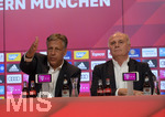 30.08.2019, Fussball 1. Bundesliga 2019/2020, FC Bayern Mnchen, Pressekonferenz mit Uli Hoene, im Presseclub in der Allianzarena Mnchen. v.li: Stefan Mennerich (Mendien FCB) und Prsident Uli Hoeness (FC Bayern). 
