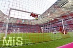 31.08.2019, Fussball 1. Bundesliga 2019/2020, 3.Spieltag, FC Bayern Mnchen - 1.FSV Mainz 05, in der Allianzarena Mnchen. Robert Lewandowski (FC Bayern Mnchen) hngt sich an die Torlatte.


