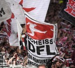 02.09.2019, Fussball 2. Bundesliga 2019/2020, 5.Spieltag, VfB Stuttgart - VfL Bochum, in der Mercedes-Benz Arena Stuttgart,  Stuttgarter Fans mit Flagge: 