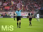 02.11.2019, Fussball 1. Bundesliga 2019/2020, 10.Spieltag, Eintracht Frankfurt - FC Bayern Mnchen, in der Commerzbank-Arena Frankfurt. Schiedsrichter Markus Schmidt zeigt.


