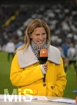 02.11.2019, Fussball 1. Bundesliga 2019/2020, 10.Spieltag, Eintracht Frankfurt - FC Bayern Mnchen, in der Commerzbank-Arena Frankfurt. Moderatorin Katrin Mller-Hohenstein am ZDF Mikrofon.


