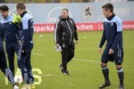 12.11.2019, Fussball 3. Bundesliga 2019/2020, Training TSV 1860 Mnchen an der Grnwalderstrasse, 1.Training vom neuen Trainer Michael Kllner (TSV 1860 Mnchen), Hier der Co-Trainer Gnter Brandl (mitte, 1860).

