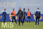 12.11.2019, Fussball 3. Bundesliga 2019/2020, Training TSV 1860 Mnchen an der Grnwalderstrasse, der neue Trainer Michael Kllner (TSV 1860 Mnchen) gibt taktische Erklrungen.

