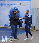 12.11.2019, Fussball 3. Bundesliga 2019/2020, Training TSV 1860 Mnchen an der Grnwalderstrasse,  re: Sascha Mlders (TSV 1860 Mnchen) gibt den Fans Autogramme.

