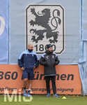 12.11.2019, Fussball 3. Bundesliga 2019/2020, Training TSV 1860 Mnchen an der Grnwalderstrasse,  li: Timo Gebhart (1860 Mnchen) am Spielfeldrand.

