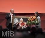15.11.2019, Fussball 1. Bundesliga 2019/2020,  FC Bayern Mnchen, Jahreshauptversammlung 2019 in der Olympiahalle Mnchen,  Prsident Uli Hoeness (li, FC Bayern) bekommt von seiner Frau Susi (re) einen Blumenstrauss.

 
