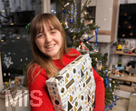 24.12.2019, Geschenke unter dem Weihnachtsbaum, in einem Wohnzimmer in Kaufbeuren. Stefanie freut sich ber ein Geschenk fr sie. Modelreleased