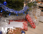 24.12.2019, Geschenke unter dem Weihnachtsbaum, in einem Wohnzimmer in Kaufbeuren. 