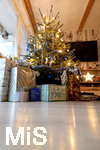 24.12.2019, Geschenke unter dem Weihnachtsbaum, in einem Wohnzimmer in Kaufbeuren. 