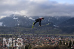 28.12.2019, Skispringen Vierschanzentournee Oberstdorf Training an der Schattenbergschanze, Ein Springer fliegt runter ins  nicht verschneite Oberstorf,