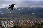 28.12.2019, Skispringen Vierschanzentournee Oberstdorf Training an der Schattenbergschanze,  Ein Springer fliegt ins Tal, dort ist es grn, es liegt kein Schnee. 