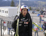 28.12.2019, Skispringen Vierschanzentournee Oberstdorf Training an der Schattenbergschanze,  Kamil Stoch (Polen) auf dem Weg zur Schanze.
