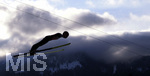 28.12.2019, Skispringen Vierschanzentournee Oberstdorf Training an der Schattenbergschanze, Springer in der Luft.