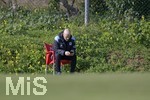 13.01.2020, Fussball 3. Bundesliga 2019/2020,  Trainingslager des TSV 1860 Mnchen in La Manga, Spanien. Sportdirektor Gnther Gorenzel (TSV 1860) sitzt auf einem Stuhl alleine am Spielfeldrand.