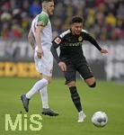 18.01.2020, Fussball 1. Bundesliga 2019/2020, 18. Spieltag, FC Augsburg - Borussia Dortmund, in der WWK-Arena Augsburg. v.lI: Jeffrey Gouweleeuw (FC Augsburg) gegen Jadon Sancho (Dortmund).


