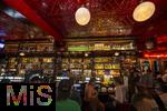 08.09.2023, Dublin, Hauptstadt Irlands, In der legendren The Temple Bar in der Altstadt, Stadtteil Temple Bar, ist reger Besuch bei Live-Musik und Barbetrieb.