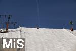 25.03.2024 , Ein Skilift in Grasgehren im Allgu, Snowboarder am Hang neben der Schneekanone,  