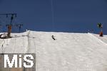 25.03.2024 , Ein Skilift in Grasgehren im Allgu, Snowboarder am Hang neben der Schneekanone,  
