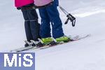 25.03.2024 , Ein Skilift in Grasgehren im Allgu, Schlepplift in verschneiter Landschaft, Diese Vorrichtungen dienen zum Transport von Skifahrern bergauf. Zwei Skifahrer lassen sich Bergauf ziehen.
