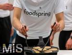 12.04.2024, FIBO-Messe fr Fitness, Wellness und Gesundheit in Kln. Am Messestand von foodspring werden Pancakes zubereitet.