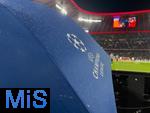 17.04.2024,  Fussball UEFA Championsleague 2023/2024: Viertelfinale,  FC Bayern Mnchen - FC Arsenal London, in der Allianz-Arena Mnchen. Regenschirm mit dem Champions-League Logo am Spielfeldrand.