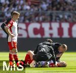 27.04.2024, Fussball 1. Bundesliga 2023/2024, 31.Spieltag, FC Bayern Mnchen - Eintracht Frankfurt, in der Allianz-Arena Mnchen. Matthijs de Ligt (FC Bayern Mnchen) verletzt am Boden.