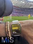 27.04.2024, Fussball 1. Bundesliga 2023/2024, 31.Spieltag, FC Bayern Mnchen - Eintracht Frankfurt, in der Allianz-Arena Mnchen. Fotograf misst am Spielfeldrand in der nhe der Sdkurvenfans die Lautstrke mit der Apple-Watch, 97 dezibel, die Uhr zeigt LAUT an.

