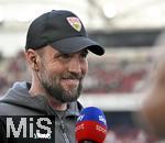 04.05.2024, Fussball 1. Bundesliga 2023/2024, 32.Spieltag, VfB Stuttgart - FC Bayern Mnchen, in der MHP-Arena in Stuttgart. Trainer Sebastian Hoene (Stuttgart) lchelt


