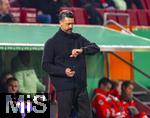28.10.2025, Fussball DFB-Pokal 2025/2026, 2.Runde, FC Augsburg - VfL Bochum, in der WWK-Arena Augsburg. Trainer Sandro Wagner (FC Augsburg) nachdenklich an der Seitenlinie. Er schaut auf die Uhr