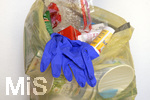 31.03.2020, Symbolbild: Entsorgung von Gummihandschuhen: Latex-Gummihandschuhe sollen nicht in den Plastikmll sondern in die Restmlltonne. 