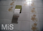 31.03.2020, Symbolbild, Hamsterkufe in Deutschland bei Klopapier wegen Corona-Virus,  Klopapier-Rolle in Toilette.