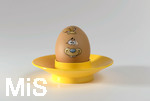 31.03.2020, Ein Ei im Eierbecher, mit lustigem Hschen-Aufkleber zur Osterzeit.