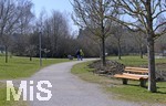 31.03.2020, Kurpark Bad Wrishofen, ein Paar luft einsam und alleine die Wege entlang.