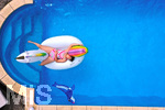 26.06.2020, Trend in der Corona-Pandemie: Der eigene Swimmingpool im Garten sorgt im Sommer fr Erfrischung wenn die Freibder geschlossen haben. Luftaufnahme eines Gartenpools im Unterallgu. Teenager schwimmt im Wasser auf einem Gummi-Einhorn. (Modelreleased)   