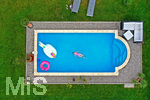 26.06.2020, Trend in der Corona-Pandemie: Der eigene Swimmingpool im Garten sorgt im Sommer fr Erfrischung wenn die Freibder geschlossen haben. Luftaufnahme eines Gartenpools im Unterallgu. Teenager schwimmt im Wasser. (Modelreleased)   