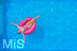 26.06.2020, Trend in der Corona-Pandemie: Der eigene Swimmingpool im Garten sorgt im Sommer fr Erfrischung wenn die Freibder geschlossen haben. Luftaufnahme eines Gartenpools im Unterallgu. Teenager sonnt sich auf einem Schwimmreifen im Wasser. (Modelreleased)  