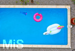 26.06.2020, Trend in der Corona-Pandemie: Der eigene Swimmingpool im Garten sorgt im Sommer fr Erfrischung wenn die Freibder geschlossen haben. Luftaufnahme eines Gartenpools im Unterallgu. 