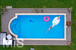 26.06.2020, Trend in der Corona-Pandemie: Der eigene Swimmingpool im Garten sorgt im Sommer fr Erfrischung wenn die Freibder geschlossen haben. Luftaufnahme eines Gartenpools im Unterallgu. Teenager schwimmt im Wasser. (Modelreleased)  