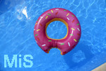 26.06.2020, Trend in der Corona-Pandemie: Der eigene Swimmingpool im Garten sorgt im Sommer fr Erfrischung wenn die Freibder geschlossen haben.   Schwimmreif im Wasser.