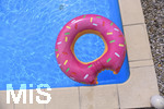 26.06.2020, Trend in der Corona-Pandemie: Der eigene Swimmingpool im Garten sorgt im Sommer fr Erfrischung wenn die Freibder geschlossen haben.   Schwimmreif im Wasser.