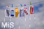 26.06.2020, Symbolbild, Corona-Krise, Selbergenhter Mundschutz kann man Waschen, trocknen und wieder verwenden. Verschiedene Exemplare hngen an einer Wscheleine in Mindelheim.