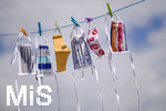 26.06.2020, Symbolbild, Corona-Krise, Selbergenhter Mundschutz kann man Waschen, trocknen und wieder verwenden. Verschiedene Exemplare hngen an einer Wscheleine in Mindelheim.