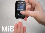 30.06.2020, Ernhrung mit Diabetes: Patientin misst mit einem Teststreifen vom Accu-Chek, dem Test aus der Apotheke, ihren Blutzuckerspiegel.  