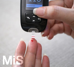 30.06.2020, Ernhrung mit Diabetes: Patientin misst mit einem Teststreifen vom Accu-Chek, dem Test aus der Apotheke, ihren Blutzuckerspiegel.  