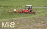 30.06.2020,  Bad Wrishofen im Unterallgu, Ein Landwirt kreiselt das Gras mit dem Zettwender nach dem mhen auf seinem Feld 